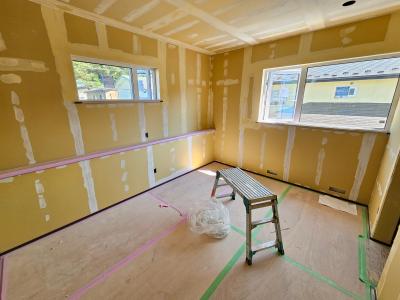 洋室：ボードの目地をパテで埋め、平らにしていきます。
