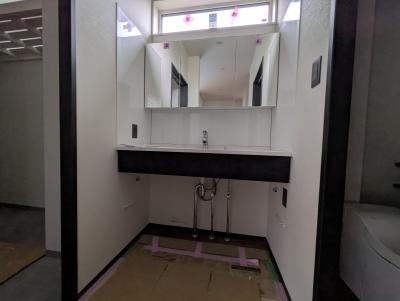 ラバトリー・洗面所：クロスの仕上げや配管等も進み、残る工事もあと少しです。