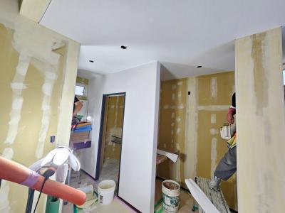 廊下：クロスが貼られ、室内の雰囲気が一気に変わってきました。