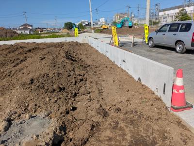 周辺：建物を建てる前の敷地づくりが進んでいます。