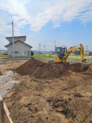 外観：重機を使って基礎の形に合わせて掘削しています。