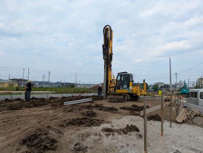 外観：広い建築面積に合わせて、パイルも多数施工していきます。