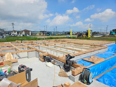 【Ｍ・Ｈ様邸】土台敷が進み、クレーン車も入りました