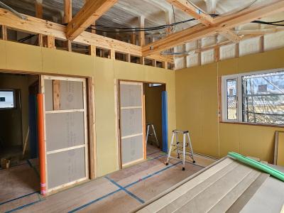 建具枠が取り付けられ、出入口の形が見えてきました。