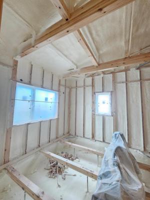 屋根面・壁・基礎の吹付工事が完了しました。